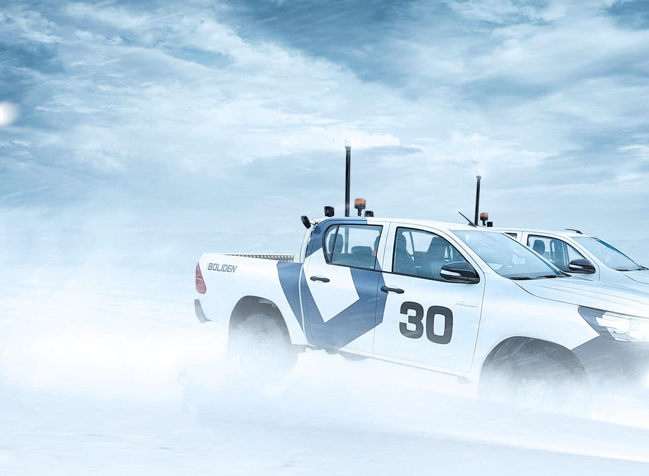 Boliden Toyota bil kör i snö